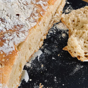 Knuspriges Brot von der Ferren Mühle mit selber produziertem Mehl.