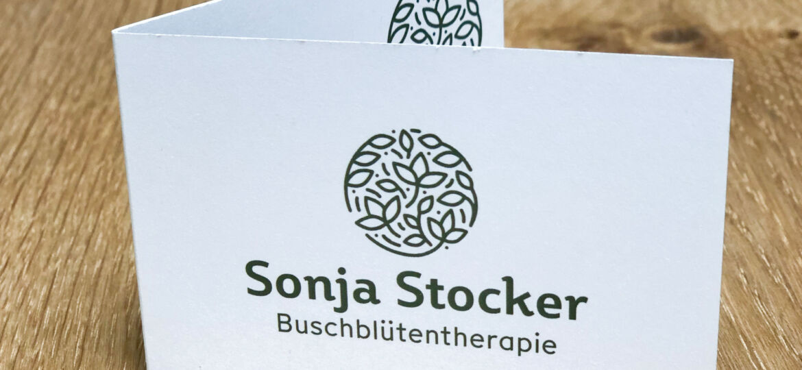 Klappvisitenkarte mit dem Logo von Sonja Stocker Buschblütentherapie.